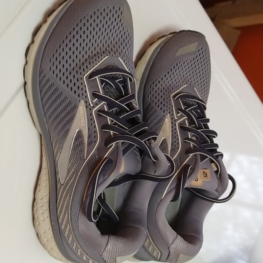 Women's running shoes Size 9W